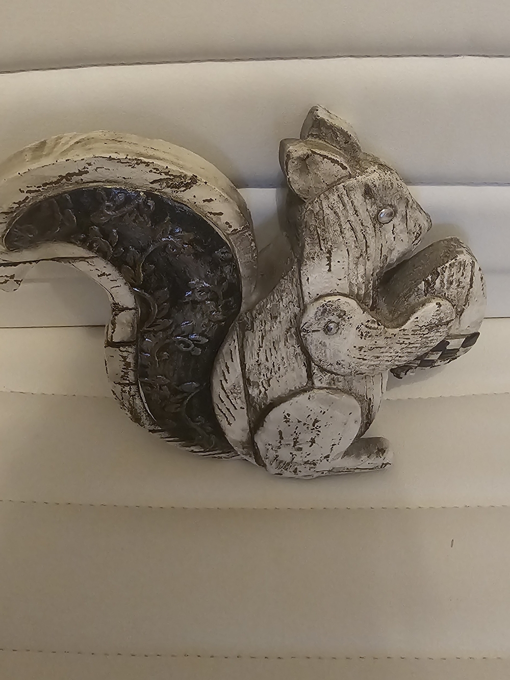 YNS Generic Distressed White & Dark Brown Squirrel Wall Sculpture